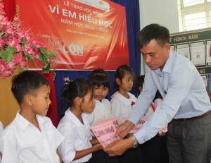 Viettel Khánh Hòa trao 20 học bổng "Vì em hiếu học" tại huyện Cam Lâm và thị xã Ninh Hòa