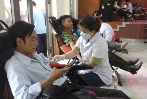 Khánh Sơn: 400 người tham gia hiến máu tình nguyện