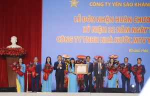 Yến sào Khánh Hòa nhận các Huân chương Lao động và kỷ niệm 32 năm thành lập