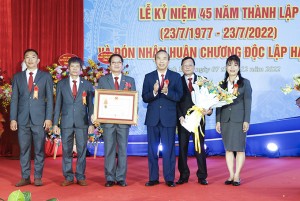 Phân viện Thú y miền Trung đón nhận Huân chương Độc lập hạng Nhì