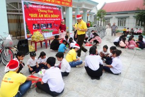 Trao quà và xe đạp cho học sinh khó khăn huyện Khánh Vĩnh