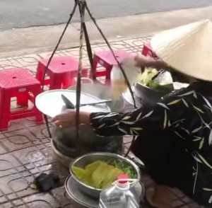 Vụ lấy thức ăn thừa đổ vào nồi ở Nha Trang: Người bán hàng rong bị xử phạt 2,5 triệu đồng