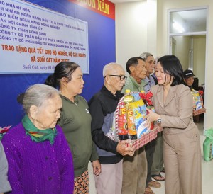 Báo Khánh Hòa cùng các đơn vị, doanh nghiệp tặng 250 suất quà Tết cho các hộ dân xã Suối Cát