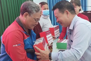 Trao 100 phần quà Tết cho hộ nghèo huyện Vạn Ninh