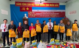 Tặng 100 suất quà cho các gia đình chính sách, hộ nghèo ở Khánh Vĩnh