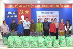 Báo Khánh Hòa trao 200 suất quà Tết cho các hộ dân xã Suối Cát