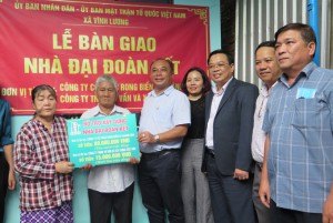 Trao tặng nhà cho một hộ nghèo xã Vĩnh Lương