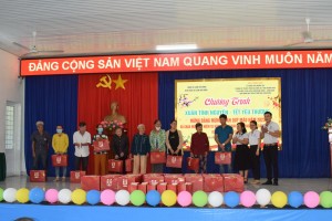 Trao quà Tết cho người dân khó khăn xã Cam Hải Đông