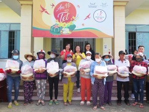 Trao quà Tết cho 110 hộ dân khó khăn tại xã Cam Phước Đông