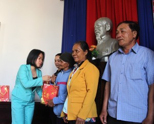 Báo Khánh Hòa và các đơn vị trao quà Tết cho các gia đình người có công tiêu biểu huyện Khánh Sơn