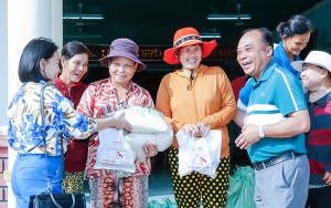 Báo Khánh Hòa và DT Group trao 100 suất quà cho người nghèo xã Ninh Lộc