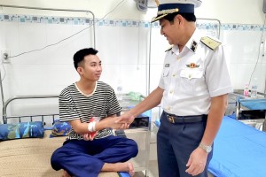 Chính ủy Vùng 4 Hải quân thăm, động viên quân nhân đang điều trị tại Đội Điều trị 486