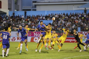 Hơn 8.000 khán giả đến sân 19-8 Nha Trang trong trận mở màn V.League 1