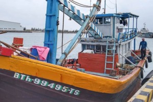 Trung tâm Dịch vụ Hậu cần - Kỹ thuật đảo Trường Sa hỗ trợ khắc phục sự cố cho hai tàu cá của ngư dân