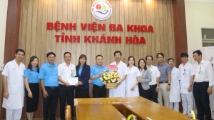 Liên đoàn Lao động tỉnh Khánh Hòa thăm 5 đơn vị y tế