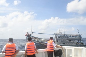 Tàu cá và 3 ngư dân gặp nạn gần quần đảo Trường Sa