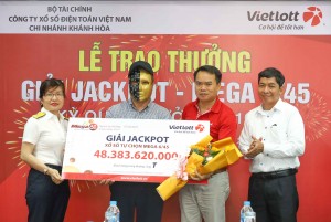 Vietlott Chi nhánh Khánh Hòa:  Tổ chức lễ trao thưởng hơn 48,3 tỷ đồng cho người trúng giải Jackpot