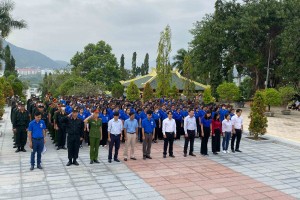 Hơn 250 đoàn viên, thanh niên, cán bộ, chiến sĩ tham gia dọn vệ sinh tại Nghĩa trang liệt sĩ Hòn Dung