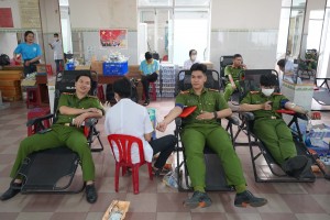 Hơn 300 đoàn viên, thanh niên, cán bộ, chiến sĩ công an tham gia hiến máu tình nguyện