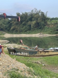 Diên Khánh: Bắt quả tang 2 ghe hút cát trái phép trên sông Cái