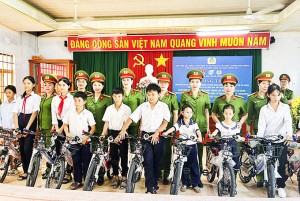 Cụm giao ban công tác đảng và công tác quần chúng số 5 (Bộ Công an): Tặng quà cho gia đình chính sách tại xã Diên Lâm