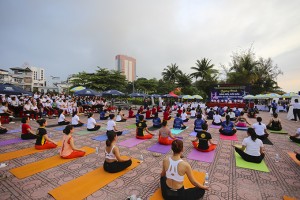 Hơn 250 người đồng diễn biểu diễn khiêu vũ thể thao và yoga