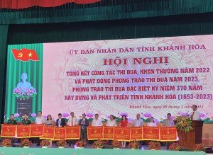 Nam A Bank Nha Trang đón nhận Cờ thi đua của UBND tỉnh