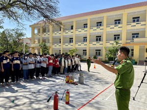 Gần 500 học sinh, thày cô giáo được tuyên truyền kỹ năng phòng cháy chữa cháy
