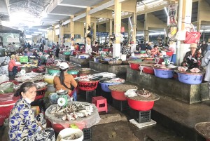 Chợ truyền thống vắng khách