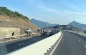 Xe container đâm ôtô trên cao tốc Nha Trang - Cam Lâm làm 2 người chết